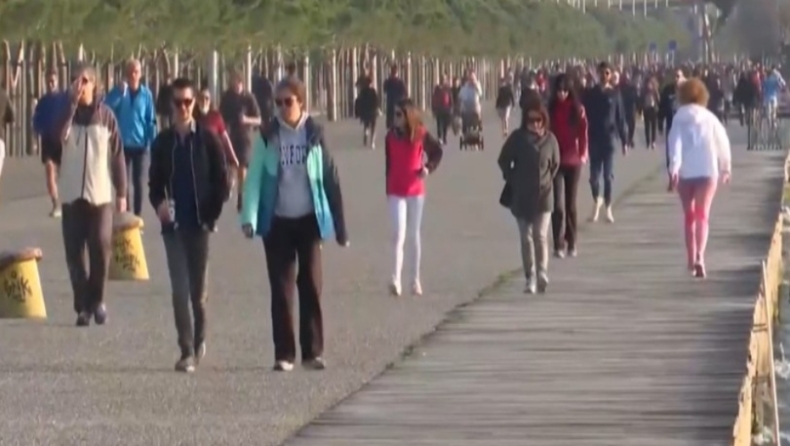 Κορονοϊός: Δεκάδες πολίτες βγήκαν να κάνουν βόλτα στην παραλία της Θεσσαλονίκης (vid)