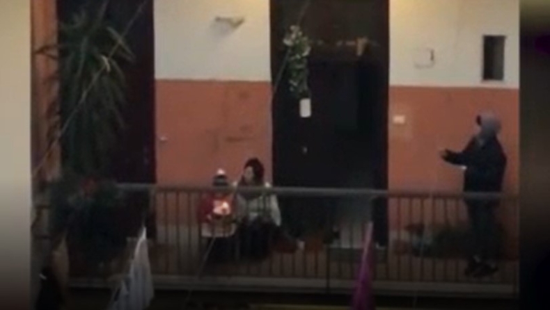 Κορονοϊός: Αγόρι 2 ετών σβήνει κεράκια στο μπαλκόνι και οι γείτονες του τραγουδούν (vid)