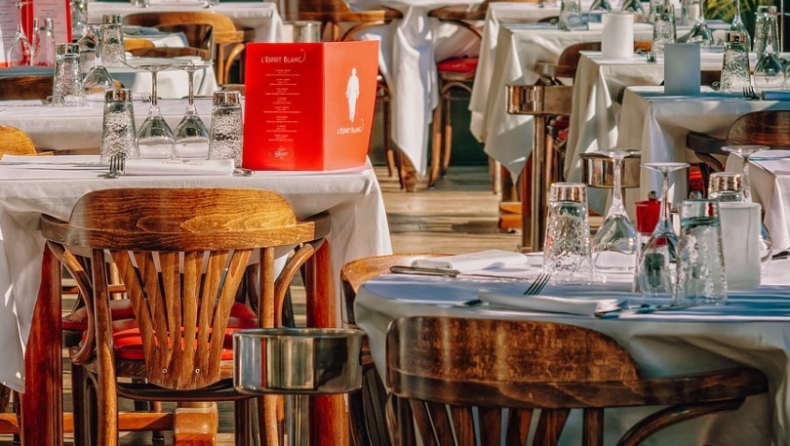 Πελάτης άφησε σχεδόν 9000 ευρώ φιλοδώρημα σε εστιατόριο που κλείνει λόγω κορονοϊού (pic)