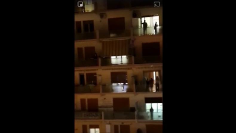 Κορονοϊός: Οπαδοί της Νάπολι εμψυχώνουν με συνθήματα τους γείτονες από τα μπαλκόνια (vid)