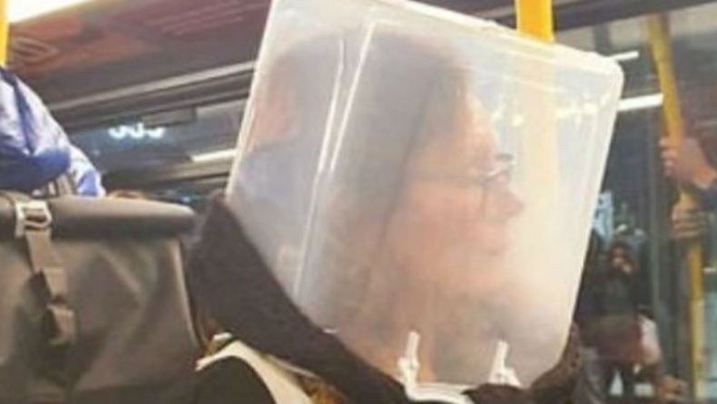 Επιβάτες φορούν πλαστικές σακούλες, κουτιά και μάσκες αερίων λόγω κοροναϊού (pics)