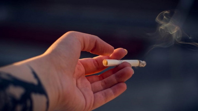 «Καπνιστές το 90% των νέων που νοσεί από τον κορονοϊό»