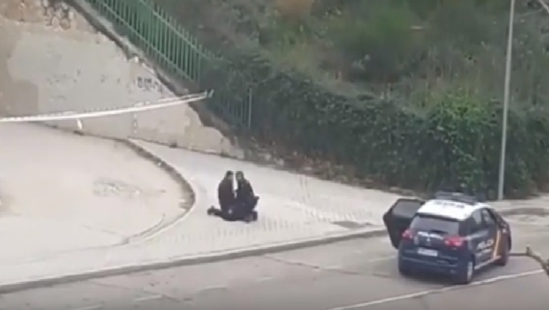 Κορονοϊός: To συγκλονιστικό βίντεο σύλληψης Ισπανίδας από την αστυνομία επειδή έτρεχε εκτός σπιτιού (vids)