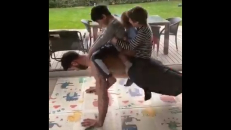 Ο Σενγκέλια κάνει push ups με τα 3 παιδιά στην πλάτη του (vid)
