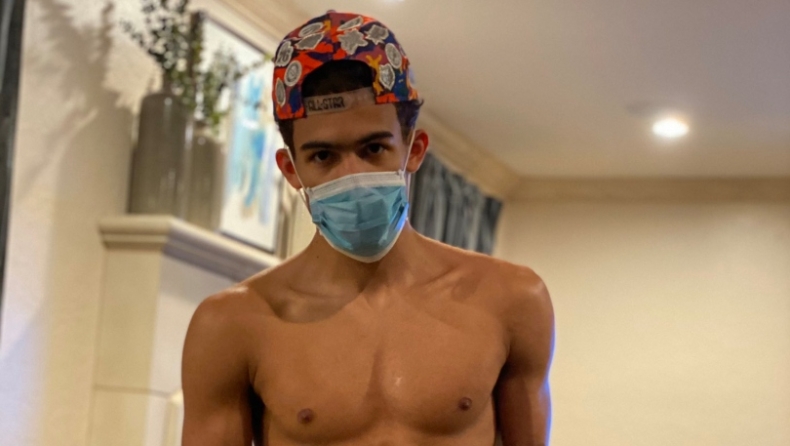 Γιανγκ: Μένει σπίτι με την μάσκα του (pic)