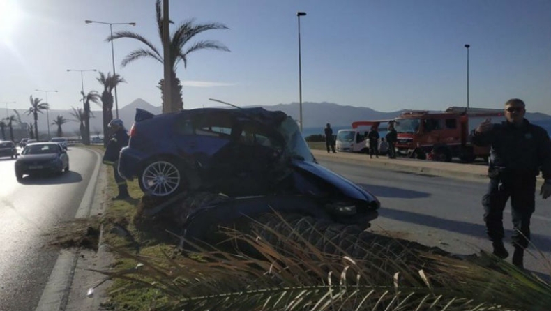 Κρήτη: Αυτοκίνητο έπεσε πάνω σε φοίνικα και τον ξερίζωσε (pics)