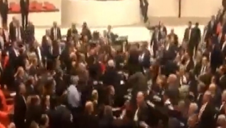 Άγριο ξύλο στην τουρκική βουλή: Βουλευτές του Ερντογάν επιτέθηκαν σε μέλη της αντιπολίτευσης (vid)