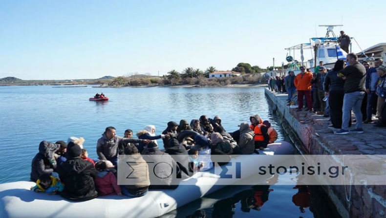 Μυτιλήνη: Πολίτες εμποδίζουν την αποβίβαση μεταναστών στο λιμάνι της Θερμής (vid)