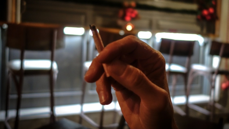 Έρευνα για το αν τελικά το τσιγάρο προστατεύει από τον κορονοϊό