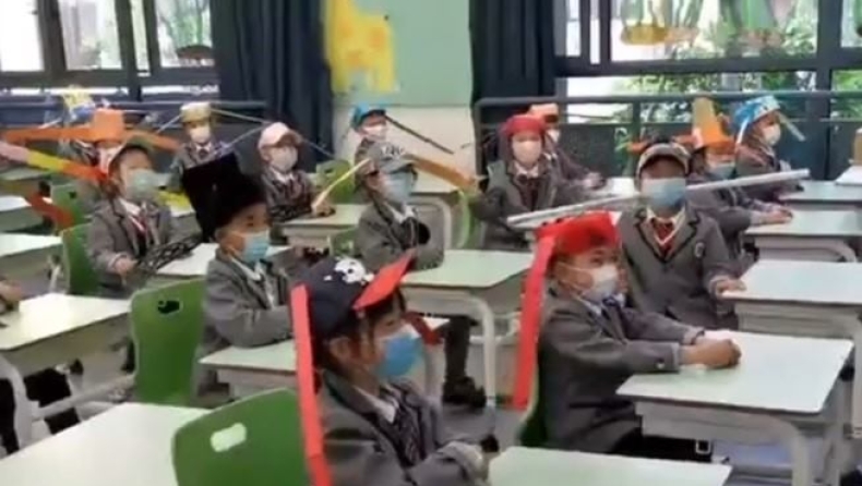 O καταπληκτικός τρόπος που βρήκαν στην Κίνα για να διατηρούν οι μαθητές αποστάσεις! (vids)
