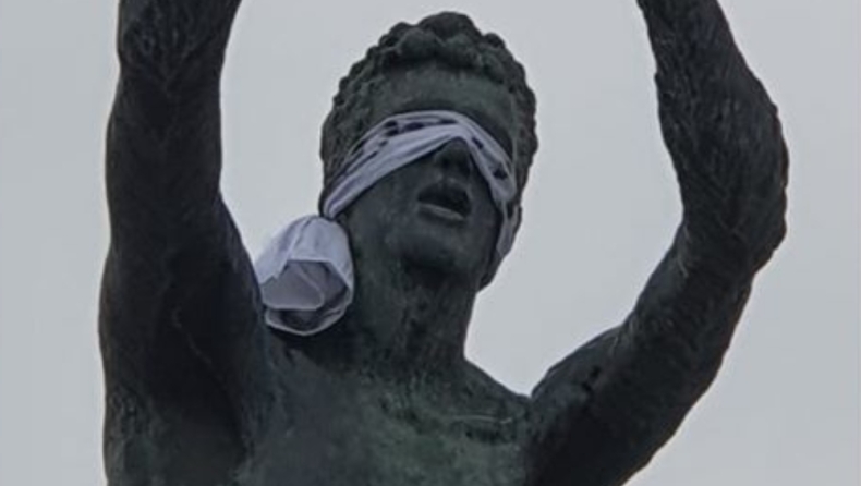 Έδεσαν τα μάτια στο άγαλμα του Ντράζεν να μην βλέπει τα χάλια της Τσιμπόνα! (pic)