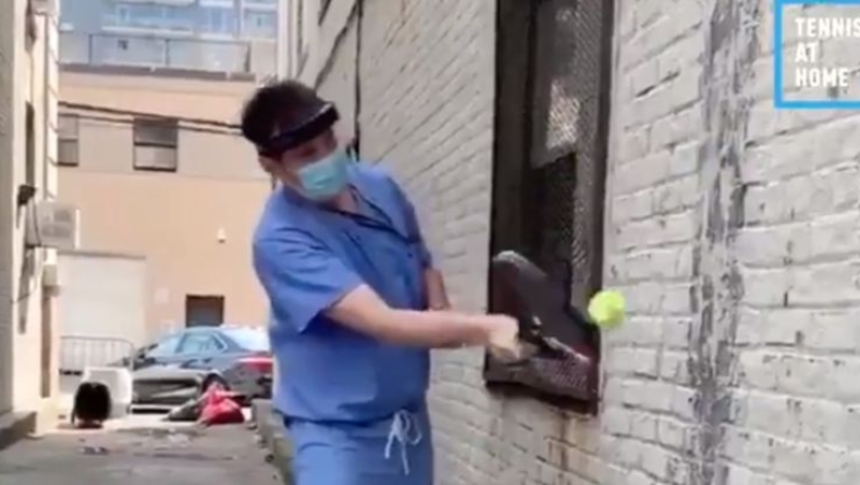 Κορονοϊός: Γιατρός στη Νέα Υόρκη παίζει τένις με... υπόδειξη του Φέντερερ (vid)