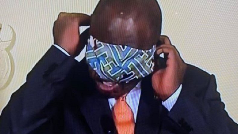 Κορονοϊός: «Θεματάκια» στην προσπάθειά του να δείξει πώς φοριέται η μάσκα είχε ο πρόεδρος της Ν. Αφρικής (vid)