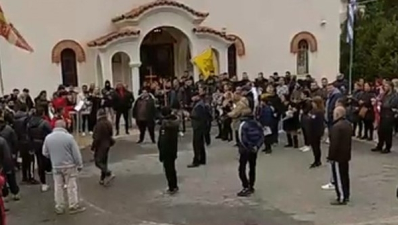 Δεκάδες πολίτες συγκεντρώθηκαν έξω από τον Προφήτη Ηλία για να εκκλησιαστούν (vid)