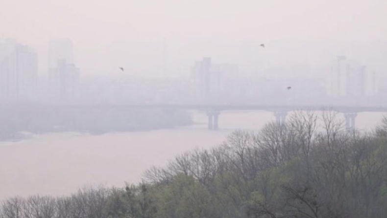 Καπνοί από την φωτιά στο Τσερνόμπιλ κάλυψαν το Κίεβο! (vid)