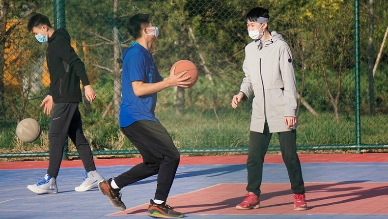 Μπάσκετ και ποδόσφαιρο με μάσκες στο Πεκίνο! (pics)