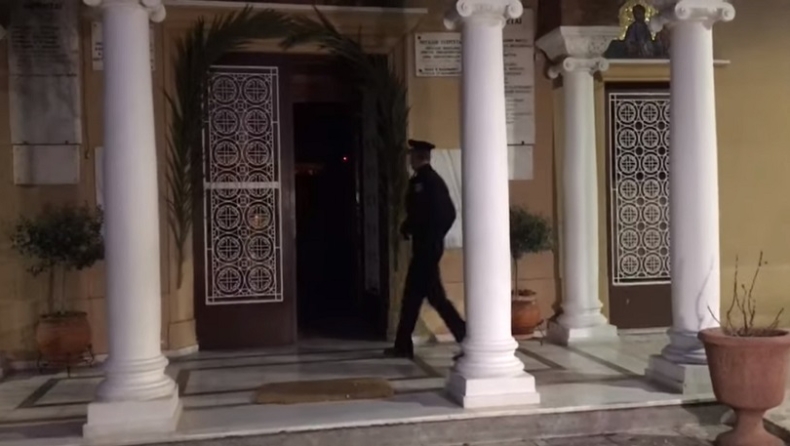 Αστυνομικός μπαίνει στην εκκλησία στο Κουκάκι αναζητώντας τον ιερέα που είναι άφαντος (vids)