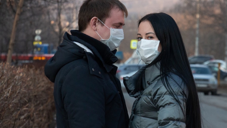 Το CDC συστήνει στον κόσμο να φοράει μάσκα και στους εξωτερικούς χώρους