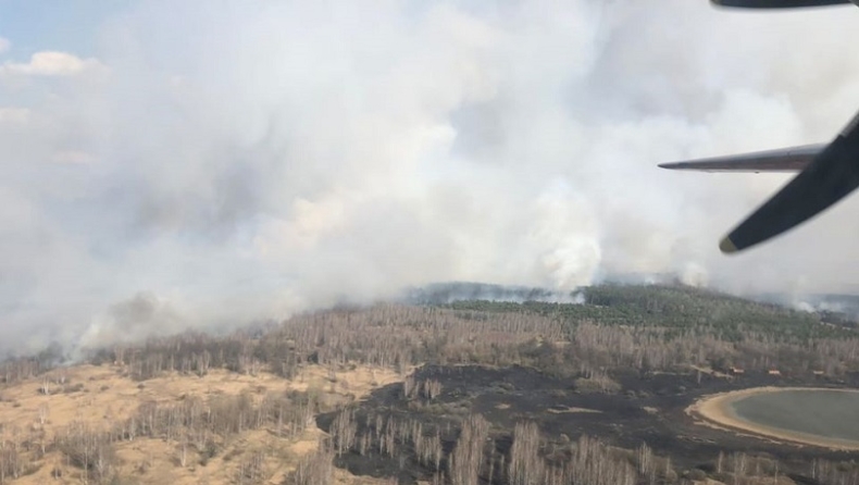 Μεγάλη φωτιά στο δάσος δίπλα στο Τσερνόμπιλ αύξησε τη ραδιενέργεια! (pics & vids)