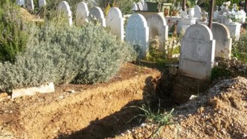 Γυναίκα έσκαψε και βγήκε ζωντανή από τάφο που την έθαψαν μεθυσμένοι γείτονες! (pic)