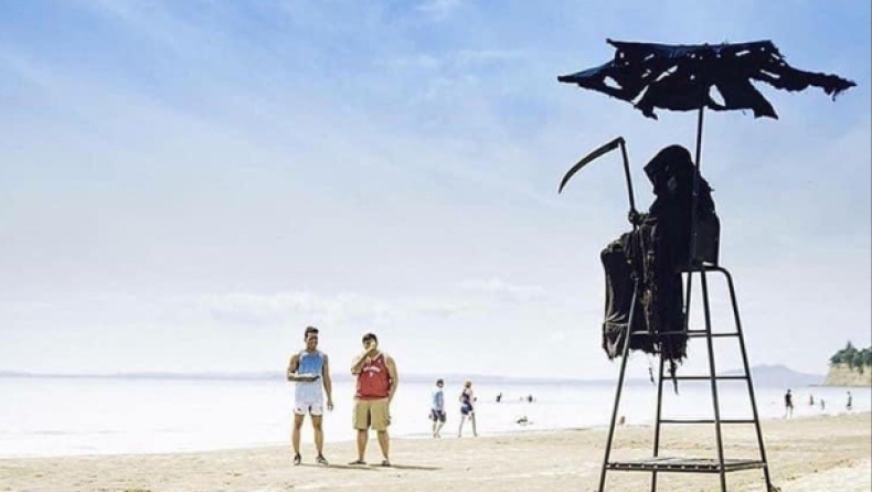 Κορονοϊός: Δικηγόρος δεσμεύθηκε να τριγυρνά σε παραλίες ντυμένος Χάρος για να φοβηθεί ο κόσμος! (pic)