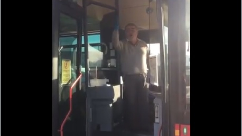 Κορονοϊός: Οδηγός λεωφορείου στην Σεβίλλη τραγουδά για να ανυψώσει το ηθικό του κόσμου (vid)