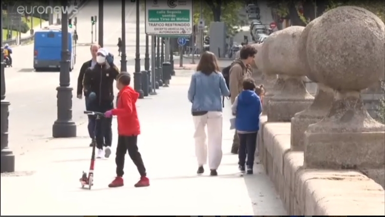 Κορονοϊός: Βγήκαν στον δρόμο τα παιδιά στην Ισπανία μετά από 6 βδομάδες (vid)