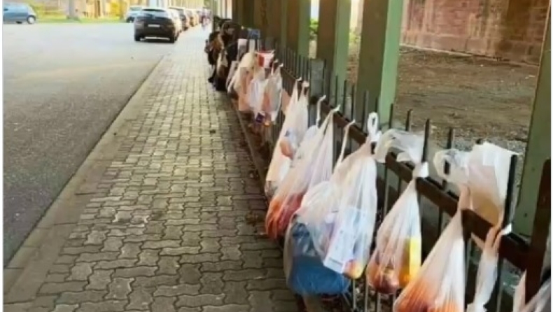 Κορονοϊός: Κρεμάνε τσάντες με τρόφιμα για τους άπορους στη Γερμανία (vid)