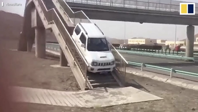 Ένα Suzuki Jimny χρησιμοποιεί πεζογέφυρα για αναστροφή! (vid)