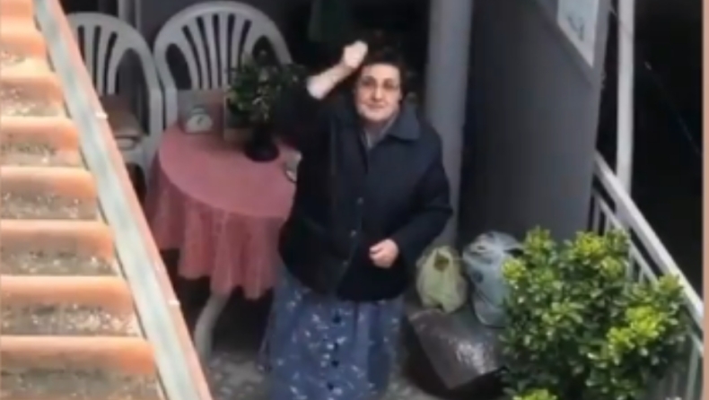 Απίστευτη γιαγιά φωνάζει συνθήματα για τον ΠΑΟΚ από το μπαλκόνι της (vid)