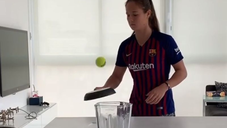 Η φαν της Μπαρτσελόνα Ντάρια Κασάτκινα παίζει τένις με το τηγάνι (vid)
