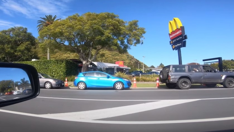 Ουρές στα McDonald's από Νεοζηλανδούς μόλις χαλάρωσαν τα περιοριστικά μέτρα (vids)