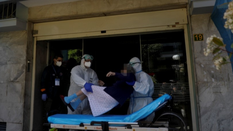 Ο Τσιόδρας στην κλινική «Ταξιάρχαι», έξι νεφροπαθείς θετικοί και 19 μεταφέρονται στο ΝΙΜΤΣ