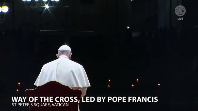 Απόκοσμη εικόνα: Ο Πάπας Φραγκίσκος μόνος του στη λειτουργία της Μεγάλης Παρασκευής (pics & vid)