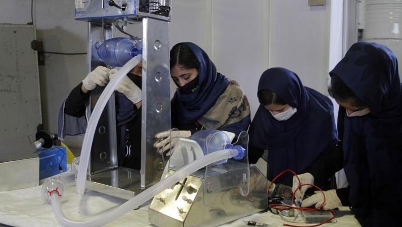 Κορονοϊός: Κορίτσια στο Αφγανιστάν φτιάχνουν αναπνευστήρες από ανταλλακτικά αυτοκινήτων (vid)