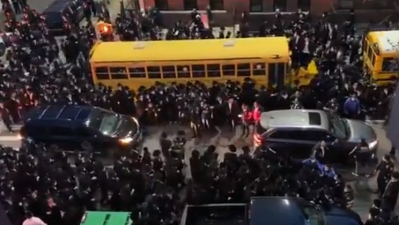 Χαμός στη Νέα Υόρκη: Εκατοντάδες πολίτες στους δρόμους για την κηδεία Ραβίνου (pics & vid)