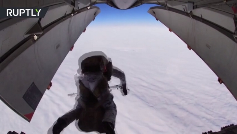 Πρωτοφανές: Ρώσοι κομάντο πήδηξαν με αλεξίπτωτο από ύψος 10.000 μέτρων στην Αρκτική (vid)