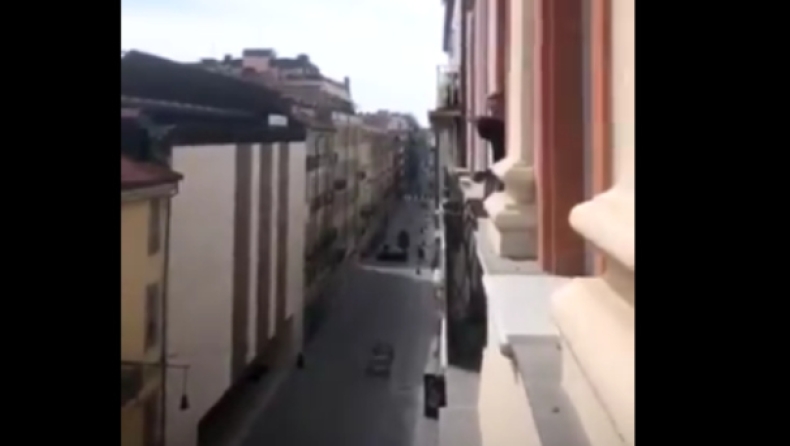 #Μένουμεσπίτι: Ο Ντε Λιχτ τραγουδάει Beatles στο μπαλκόνι (vid)