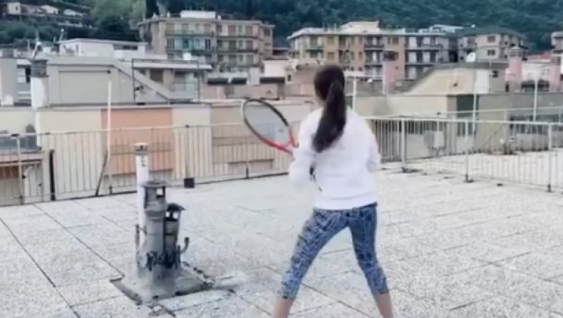 #ΜένουμεΣπίτι: Στην Ιταλία παίζουν τένις στις ταράτσες! (vid)