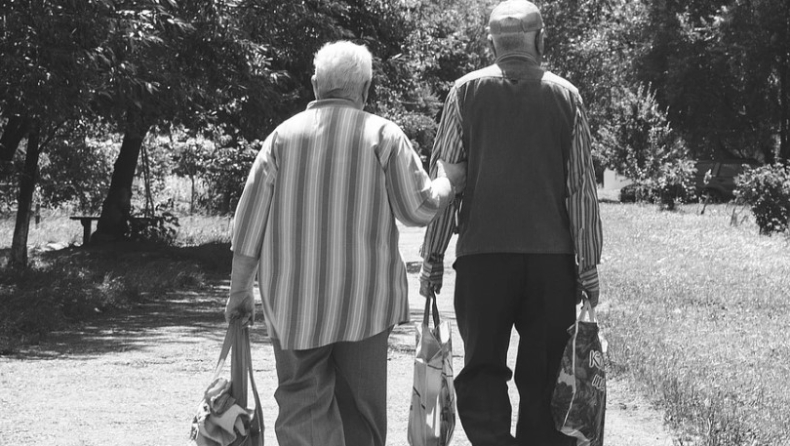 Κορονοϊός: Δυο ερωτευμένοι 80χρονοι συναντιούνται παρά τις απαγορεύσεις