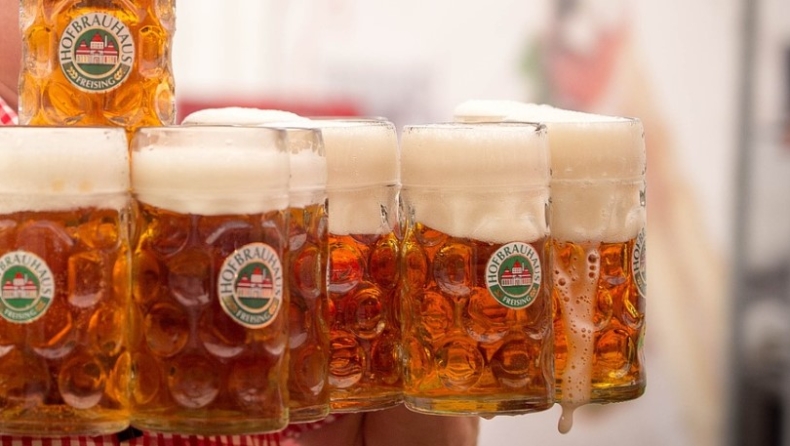 Κορονοϊός: 93χρονη γίνεται viral αφού ζήτησε προμήθεια... μπύρας για την καραντίνα (pic)