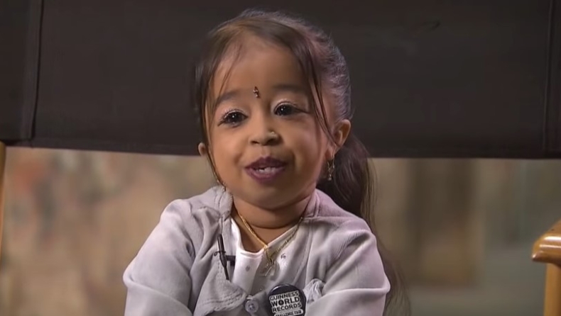 Η πιο μικρόσωμη γυναίκα στον κόσμο βγήκε στους δρόμους για να ενθαρρύνει ώστε να τηρηθεί η καραντίνα