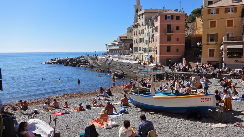 Τα υποψήφια μέτρα για τις παραλίες στην Ιταλία: Πλέξιγκλας, μάσκες και αποστάσεις