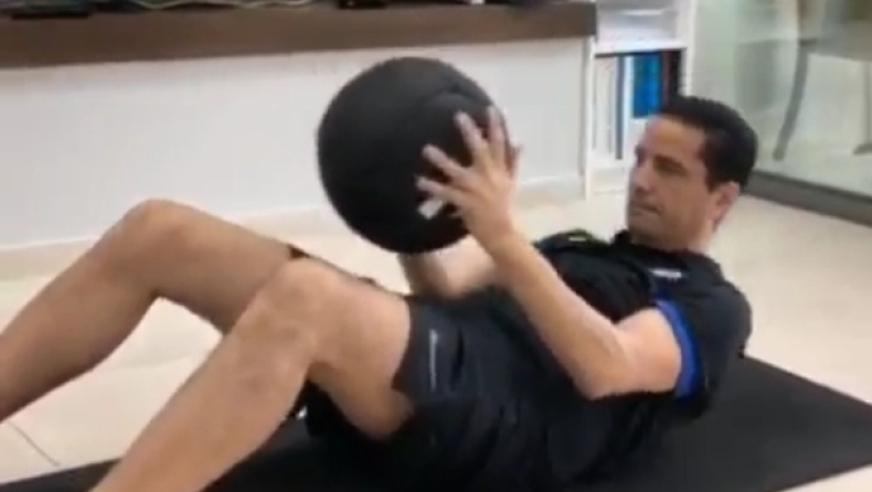 Ο Σφαιρόπουλος κάνει γυμναστική στο σπίτι (vid)