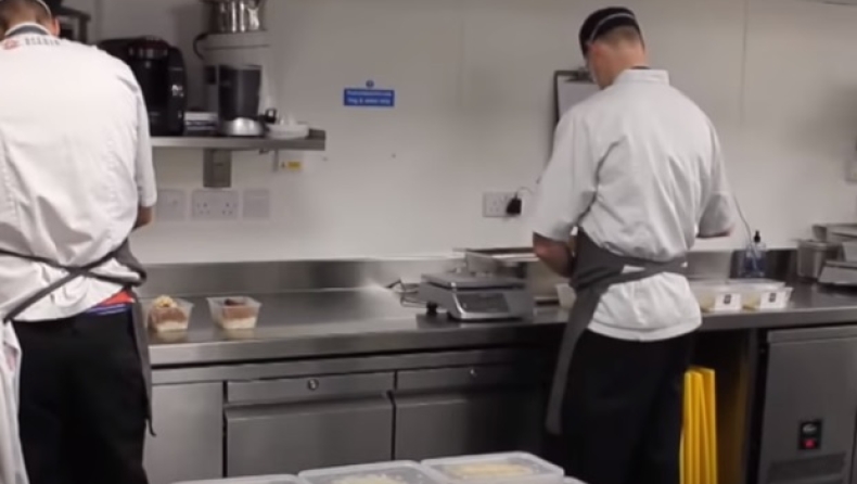 Σαουθάμπτον: Οι μάγειρες δουλεύουν κανονικά προσφέροντας στους άπορους! (vid)