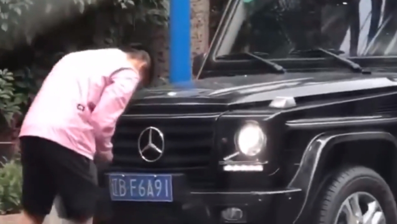 Ποδοσφαιριστής στην Κίνα άλλαξε την πινακίδα του αυτοκινήτου για να αποφύγει πρόστιμο από την αστυνομία (vid)