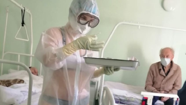 Νοσηλεύτρια περιποιόταν ασθενείς με κορονοϊό φορώντας διάφανη στολή (pics)