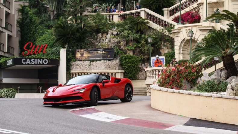 Ο Σαρλ Λεκλέρ πάει... τέζα με μια Ferrari στο Μονακό! (pics & vid)