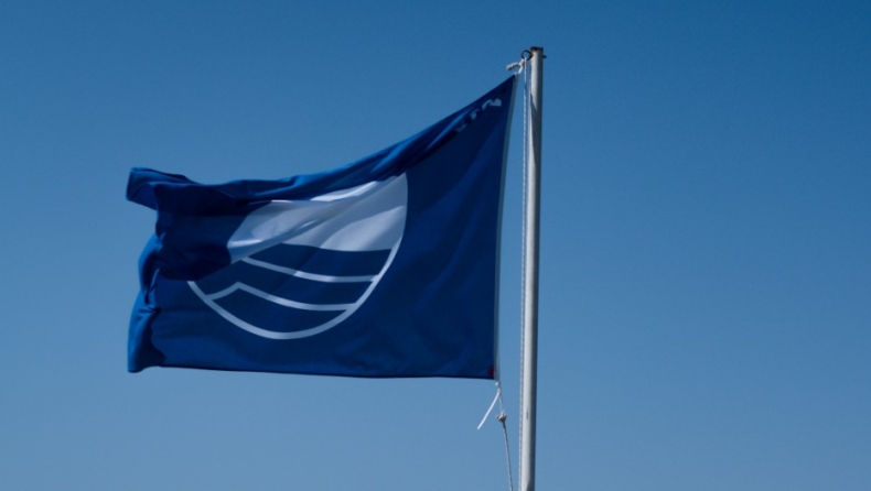 Οι 19 παραλίες της Αττικής και οι 85 της Χαλκιδικής που πήραν Γαλάζια Σημαία