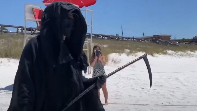 Κορονοϊός: Δικηγόρος ντυμένος χάρος σε παραλίες της Καλιφόρνια για να αποτρέψει τον κόσμο να πάει (vids)